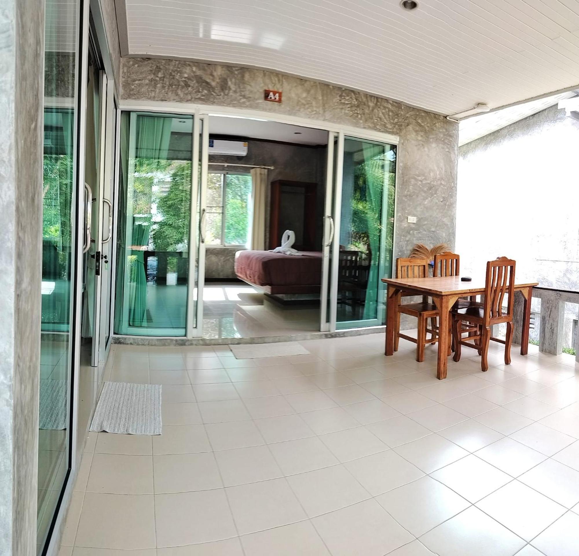 The Zohan & Travel Agency Aparthotel Wok Tum